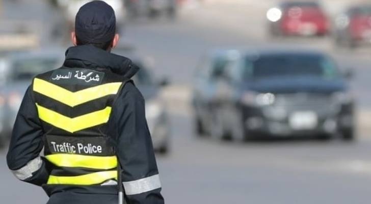 السير: تدهور مركبة وصدمها بعامود كهرباء على نزول المصدار