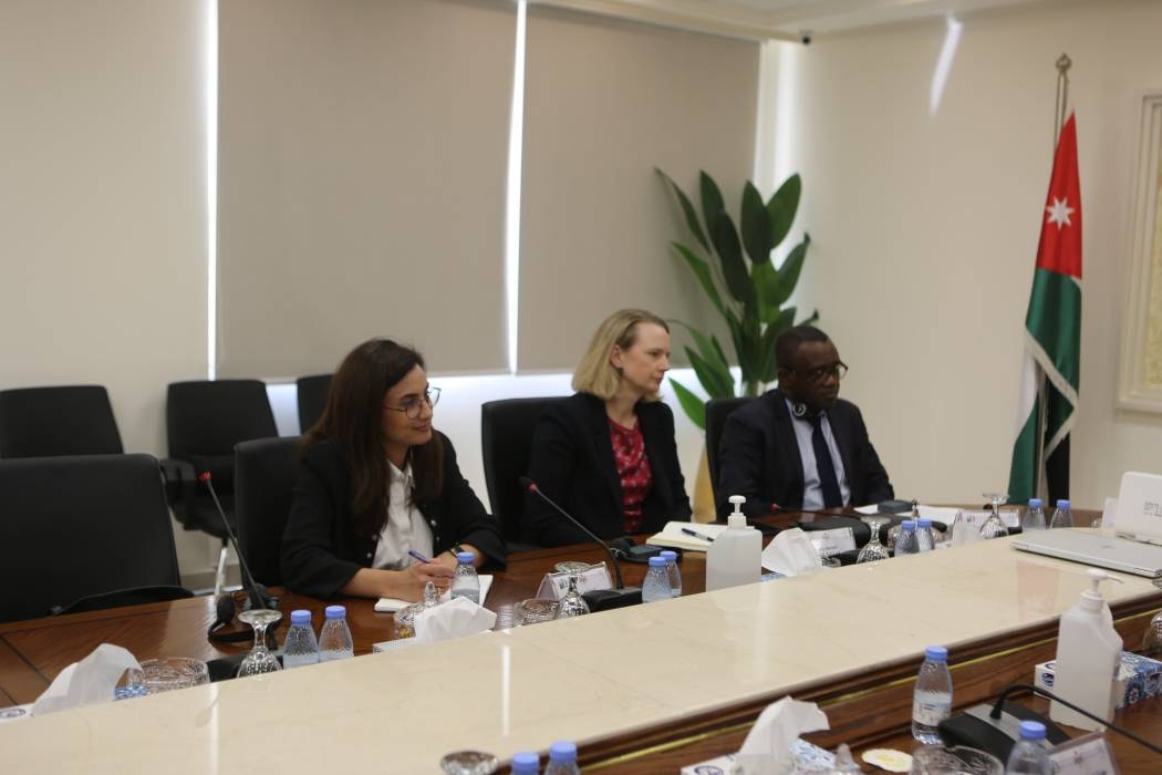 الأشغال والنقل تبحثان التعاون في مشاريع طرق ونقل مع البنك الدولي..صور