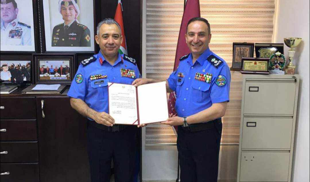 العميد  العبادي يكرم المقدم فراس العزام