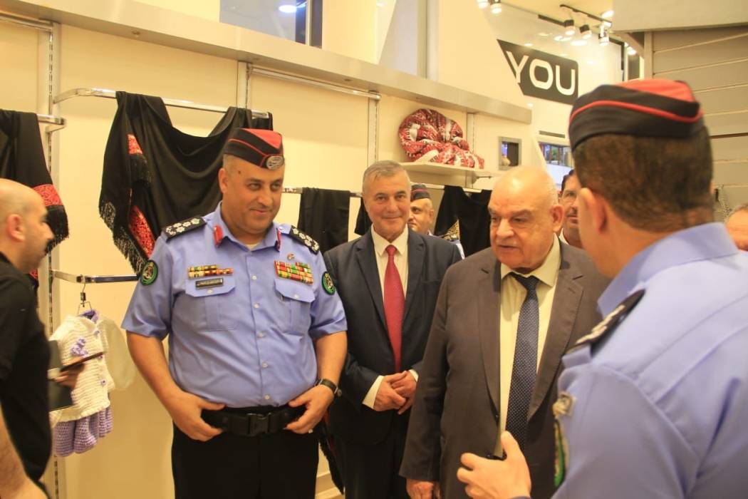 الامن ينظم معرض صنع بعزيمة لمشغولات نزلاء مراكز الإصلاح في اربد ..صور