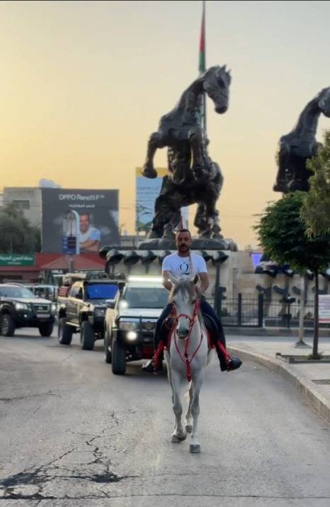 رافعا علم اليوبيل.. أردني يقطع مسافة 300 كيلو على ظهر جواده احتفالا بالأعياد الوطنية