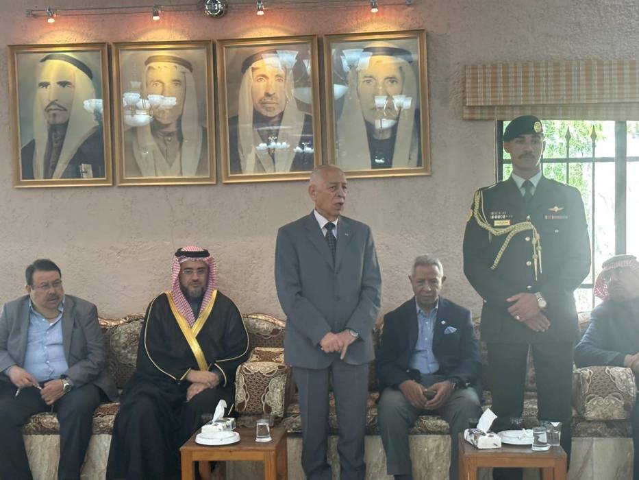 مندوبا عن الملك وولي العهد.... العيسوي يعزي قبيلة بني صخر الفايز...صور