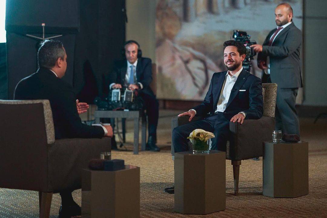 ولي العهد ينشر صوراً من مقابلته لقناة العربية