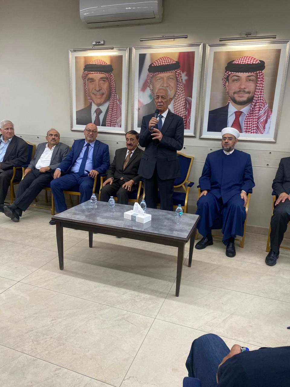 مندوبا عن الملك وولي العهد..العيسوي يعزي عشيرة المجالي ...صور