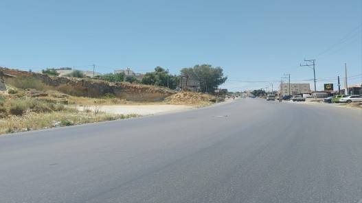 أشغال جرش تنذر 30 متجرا اعتدت على طريق جرش  الكتة