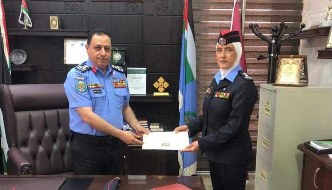 العميد الفايز يكرم المقدم عريب محمد جمال