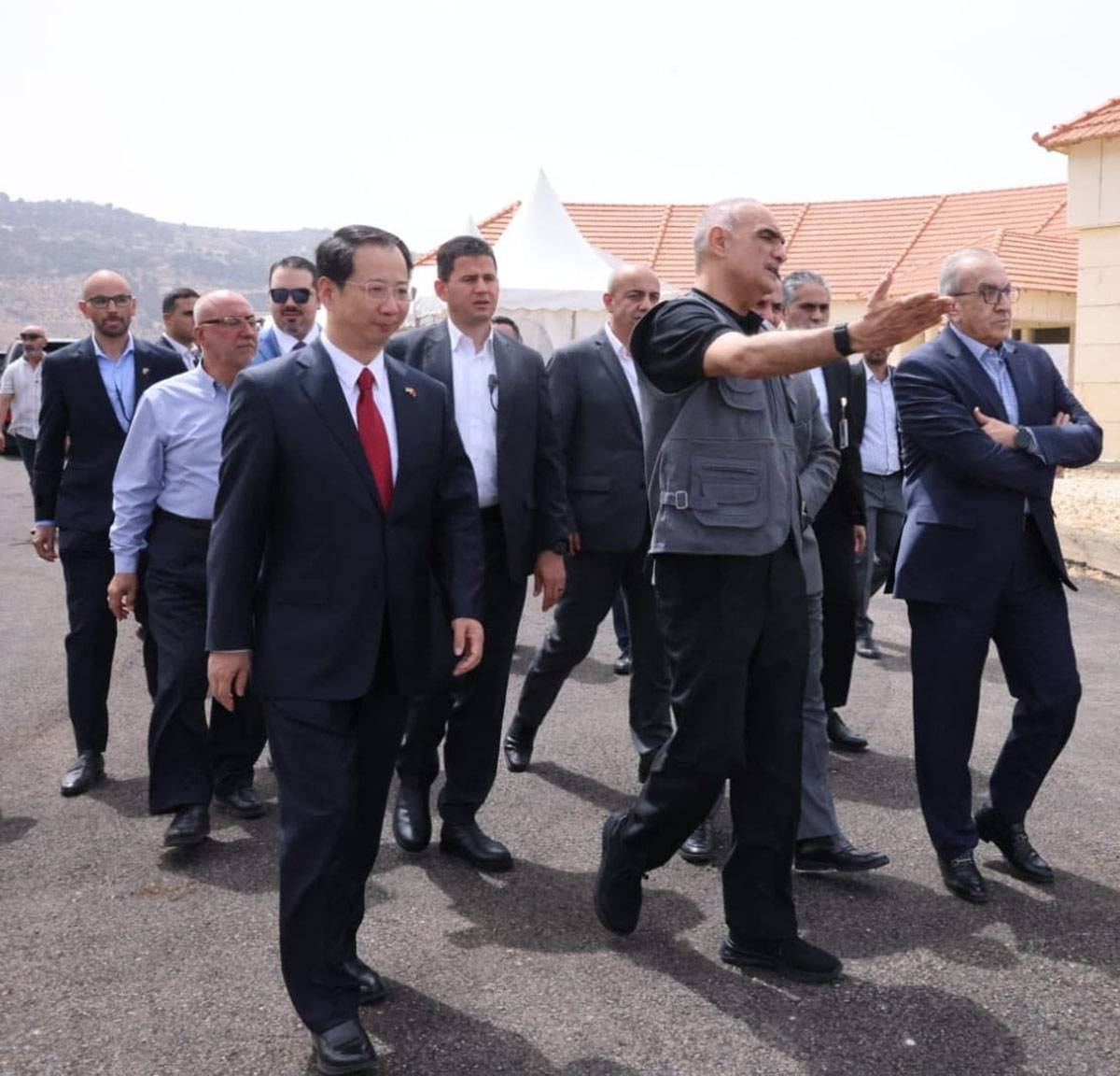 رئيس الوزراء يفتتح طريق السَّلط  العارضة في محافظة البلقاء