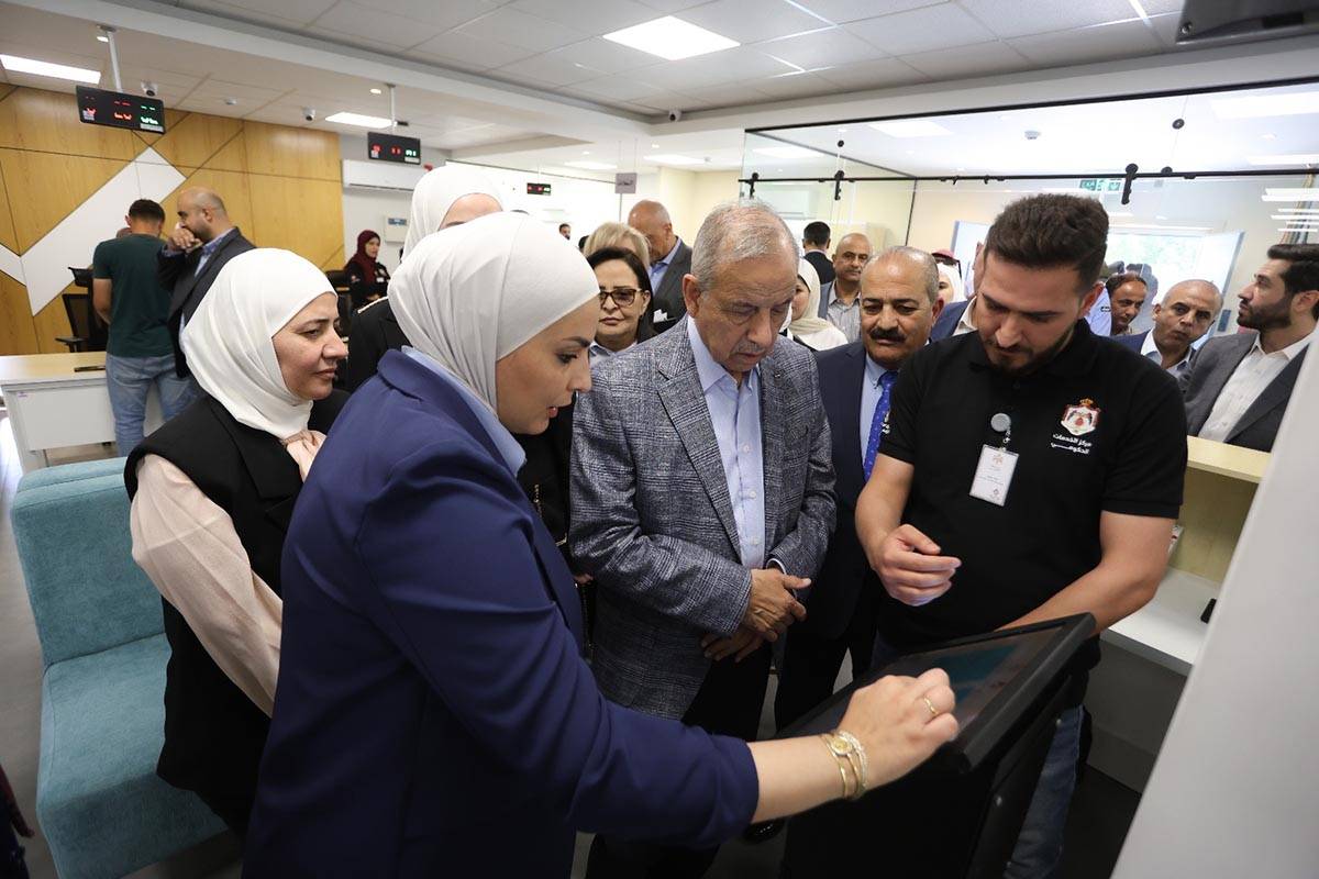 كريشان يفتتح مركز الخدمات الحكومية في إربد