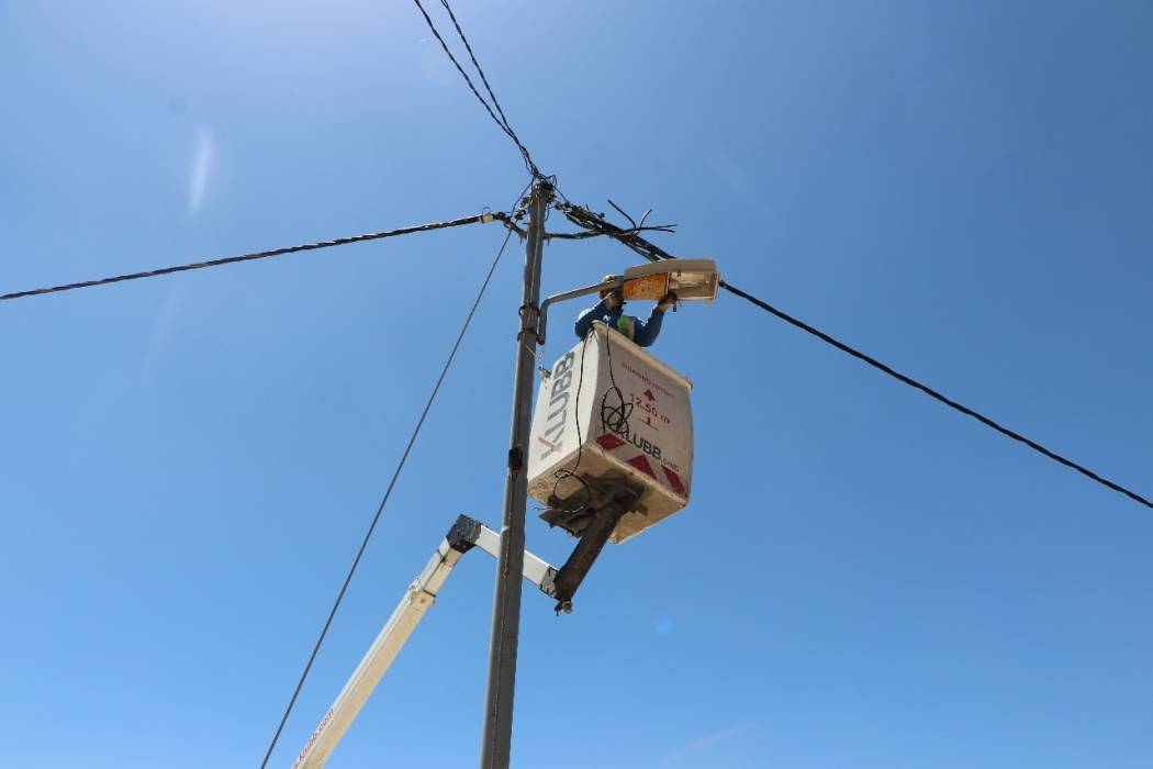 البدء بتركيب 6050 وحدة إنارة في عجلون