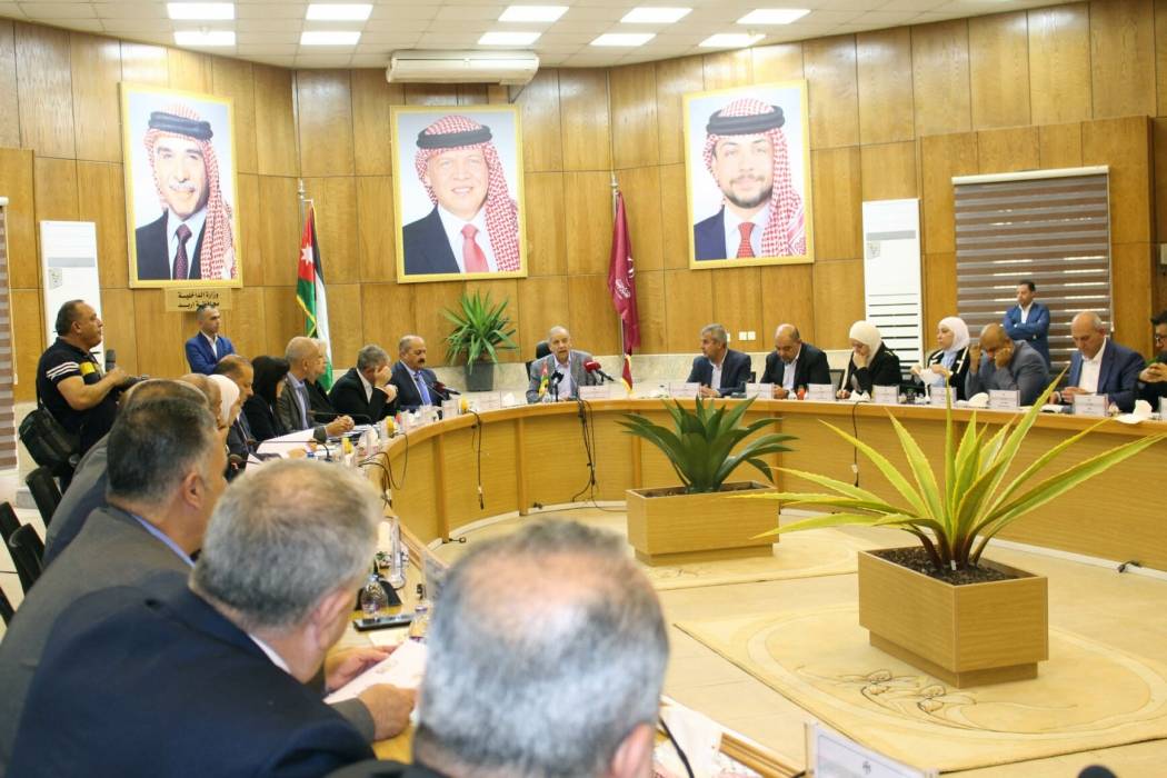 الحكومة: نسبة الإنجاز بمشاريع مجالس المحافظات ناهزت 95