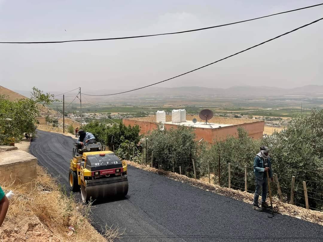 بلدية طبقة فحل تبدأ بتنفيذ مشروع تعبيد الشوارع وتصريف مياه الأمطار