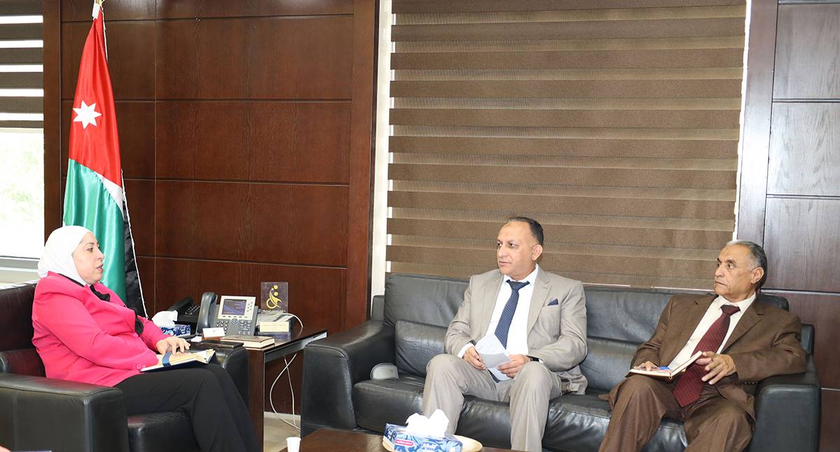 وزيرة النقل تلتقي ممثلين عن قطاعي التأجير السياحي والتاكسي