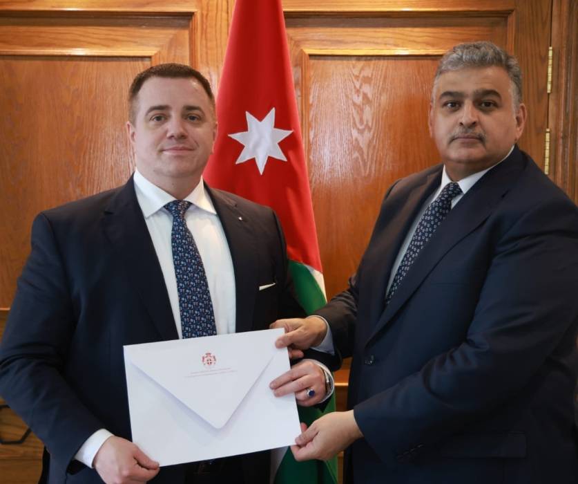 الخارجية تتسلم نسخة من أوراق اعتماد سفير المستشارية العسكرية لفرسان مالطا
