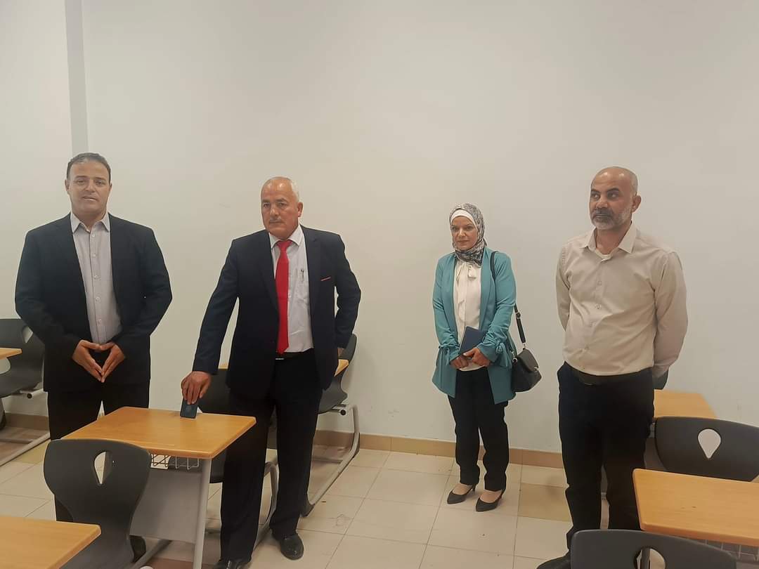 مدير التربية والتعليم لمنطقة الزرقاء الأولى  يتفقد قاعات الثانوية العامة...صور