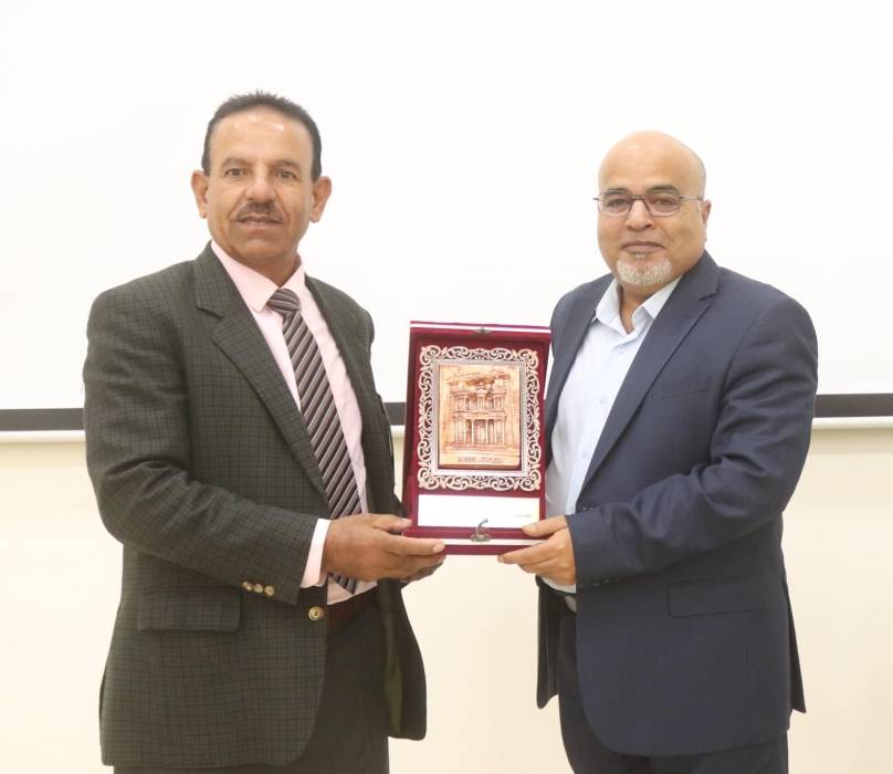 الجبور يؤكد على أهمية دعم التعليم كركيزة أساسية للتنمية المستدامة في لواء الموقر ...صور