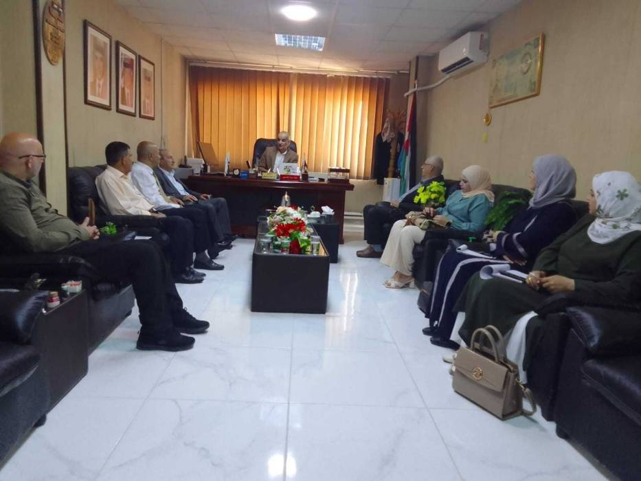 التعاونية الأردنية تطلع وفدا فلسطينيا على مشاريع تعاونيات بإربد