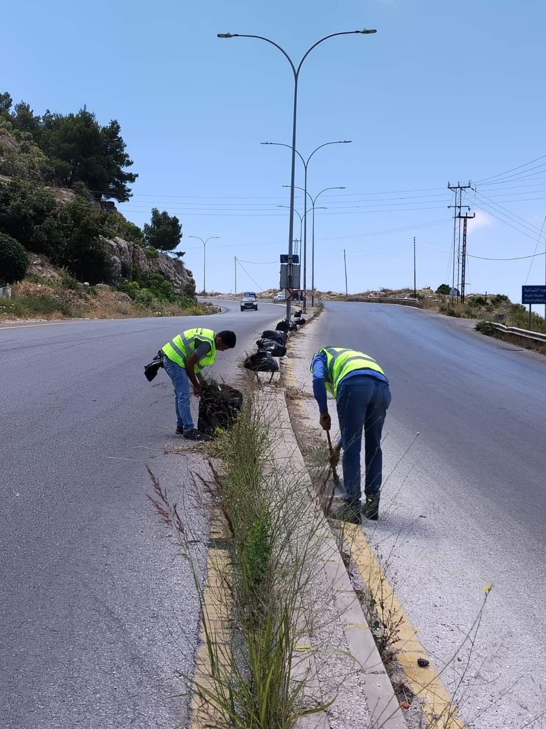 تنظيف جوانب الطريق والجزيرة الوسطية وإزالة الأعشاب الجافه  نزول العارضة...صور