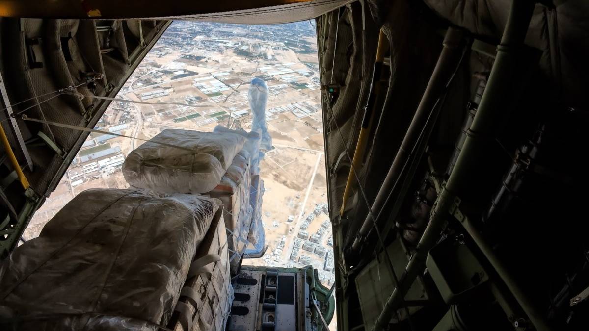 في ظل استمرار الحرب.. أهالي القطاع يستقبلون المساعدات من الطائرة الأردنية رقم 100