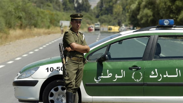 صورة رضيع على قارعة الطريق تثير تعاطفاً عارماً في الجزائر