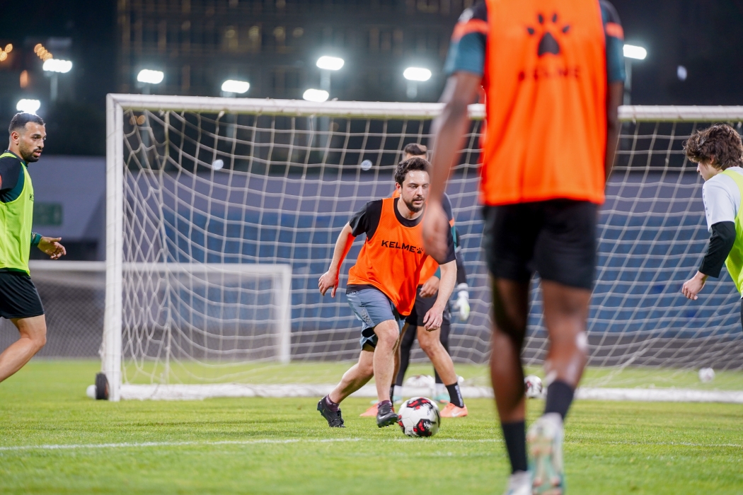 ولي العهد يطلع على استعدادات النشامى لمباراة طاجكستان...صور