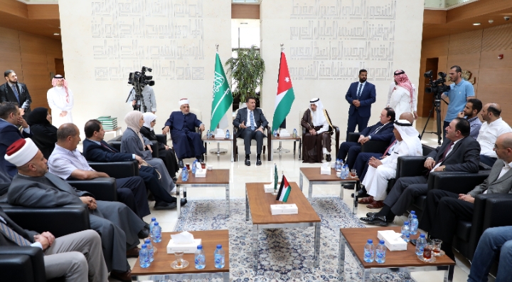 السفير السعودي يودع قافلة حجاج ضيوف خادم الحرمين