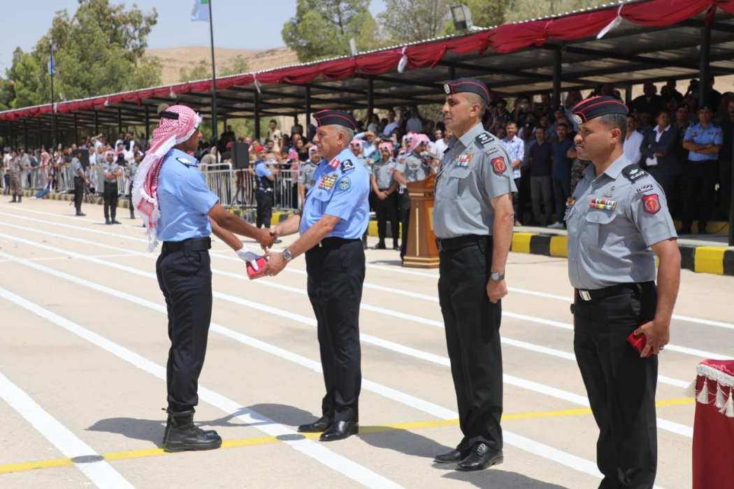 اللواء المعايطة يرعى تخريج مستجدي الأمن العام...صور