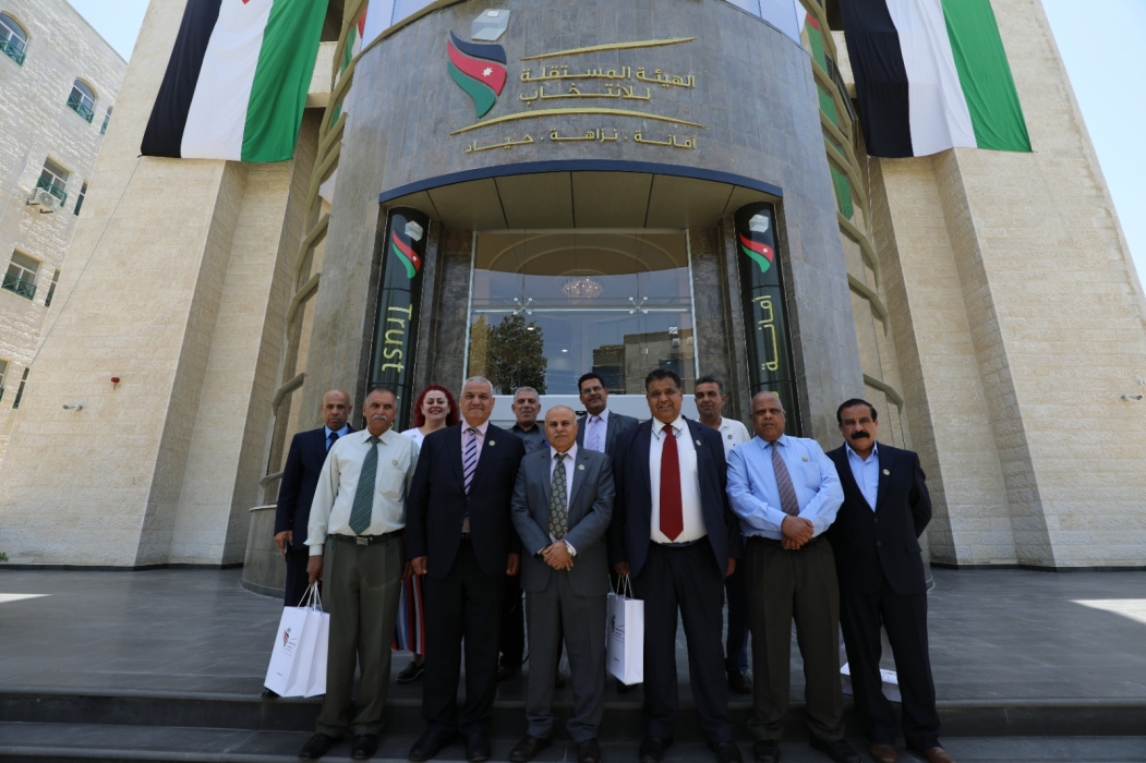 ملتقى متقاعدي جنوب شرق عمان العسكريين  يزور  الهيئة المستقلة للانتخاب ...صور