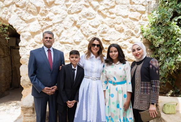 الملكة تلتقي الزميل سهم العبادي وزوجته وأبنائه