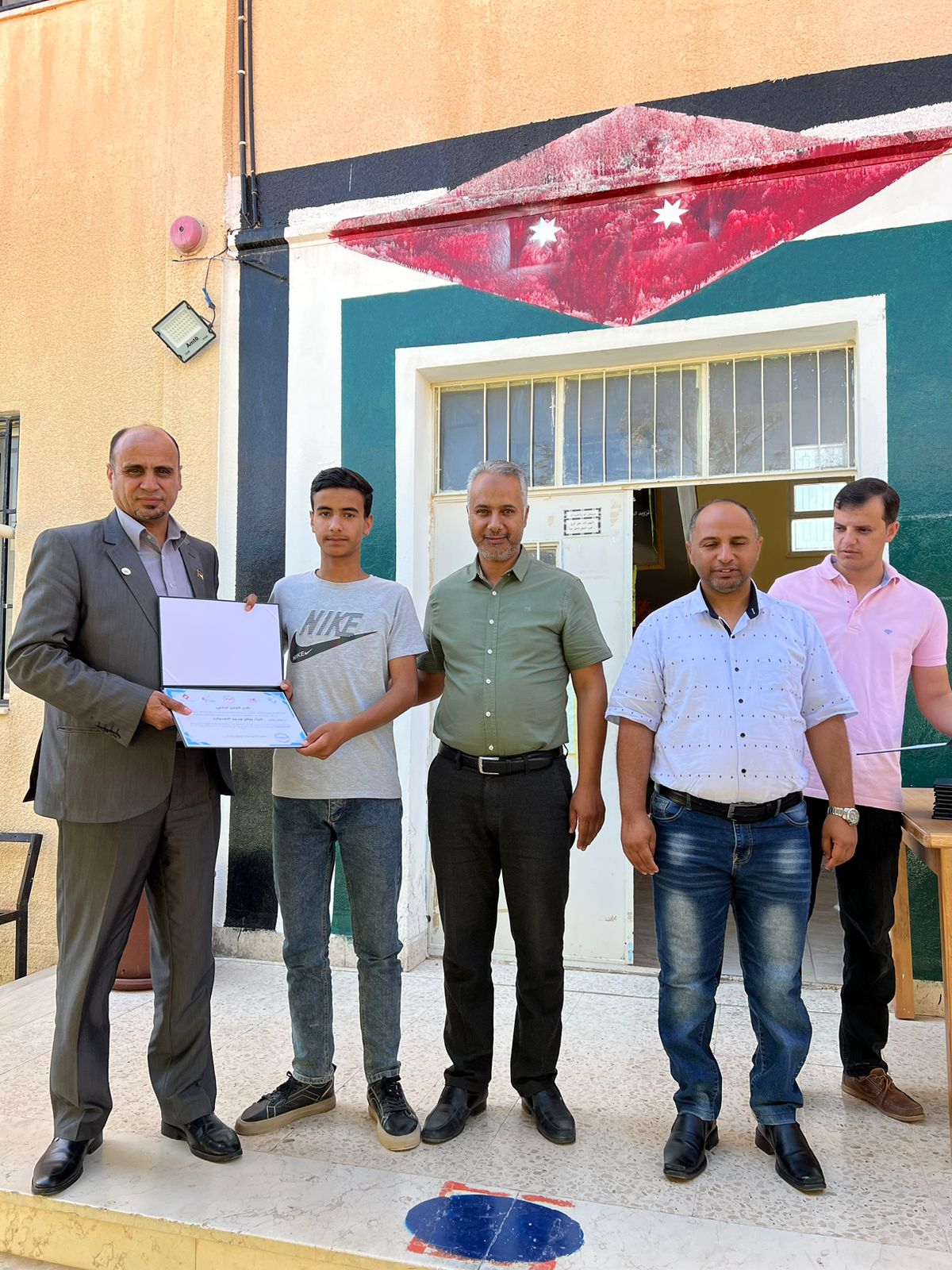 النعيمات يكرم طلاب مشروع نادي الترميز الرقمي لليافعين. ...صور