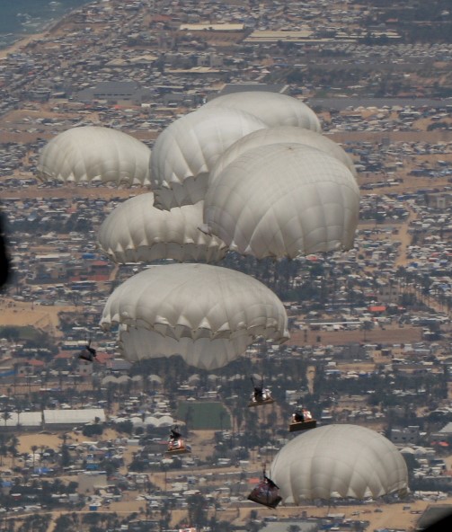 بالصور...القوات المسلحة الأردنية تنفذ إنزالين جويين جنوب قطاع غزة