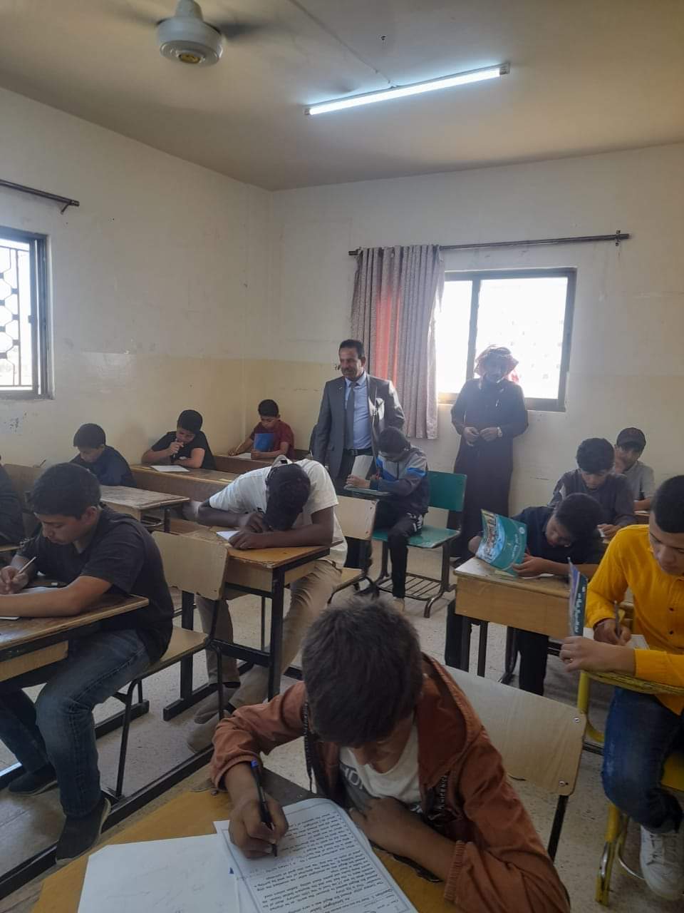 العبيدات يتفقد سير الامتحانات النهائية في مدارس الحنيفية...صور