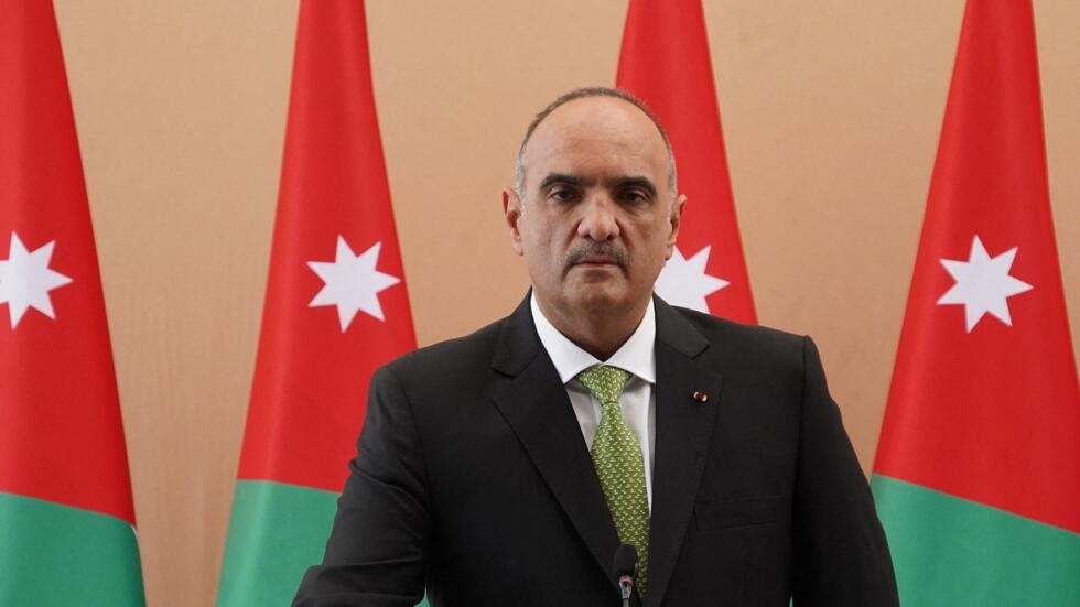 الخصاونة يعمم  بشأن  الموظفين  الراغبين بالترشح للانتخابات النيابية