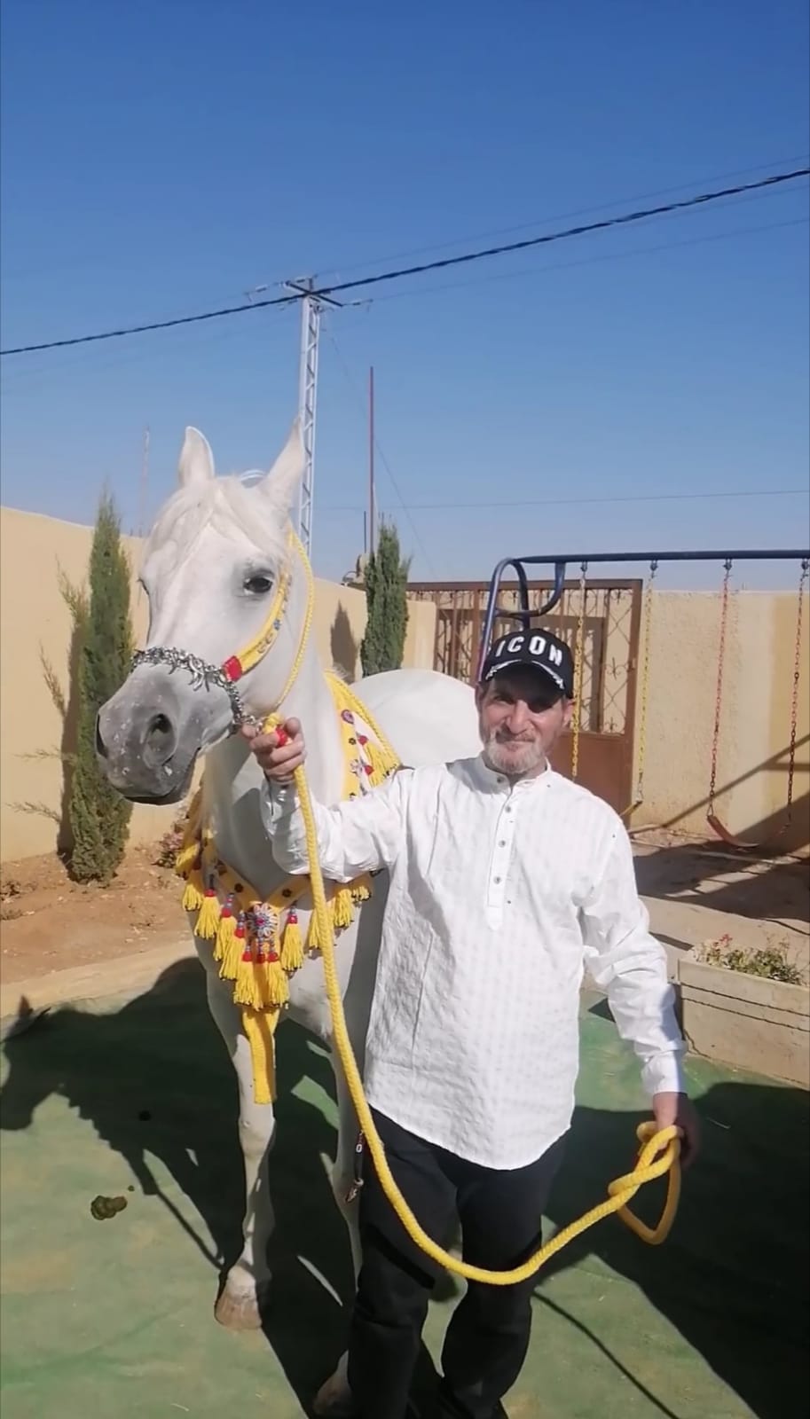 عبدالله البيطار إمتهن صانعة سروج الخيل وحذوها ويسعى للحفاظ عليها من خلال نقلها لمن يرغب بتعلمها