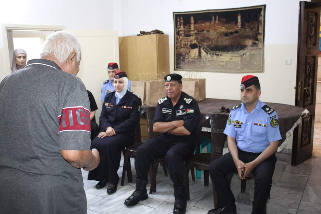 العميد الكساسبة يقدم الهدايا لدار البر لكبار السن في اربد