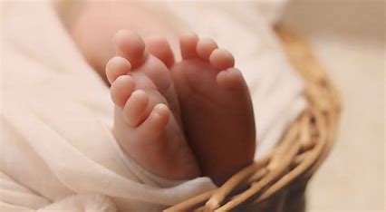 قتلها والدها البيولوجي بصفعها بيده.. تطورات قضية رضيعة الرصيفة