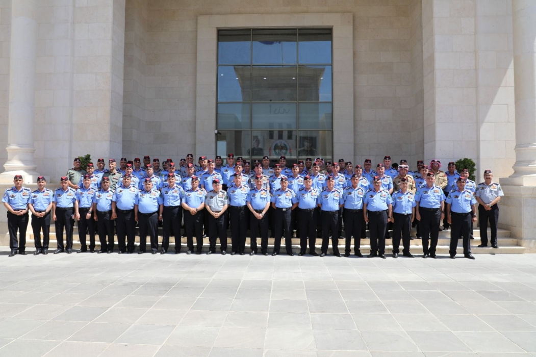 مدير الامن العام يقلد الرتب الجديدة لكبار الضباط