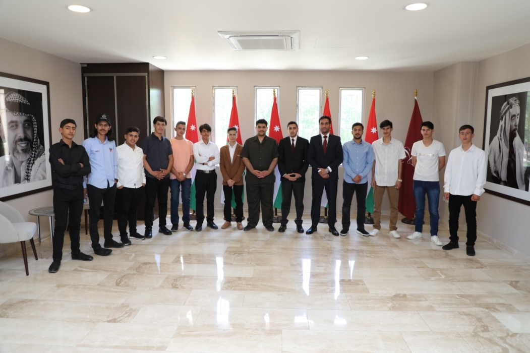 فريق كلنا خلف قيادتنا الهاشمية في زيارة قصر رغدان العامر_صور