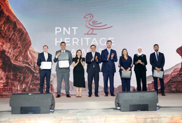 الأميرة دانا فراس تكرم الفائزين بجائزة التراث