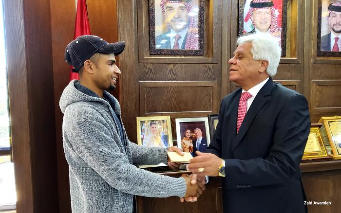 عامل وطن في السلط يعثر على ممتلكات شخصية لمواطن بقيمة 150 دينار .. ورئيس البلدية يكرمه على أمانته  صور