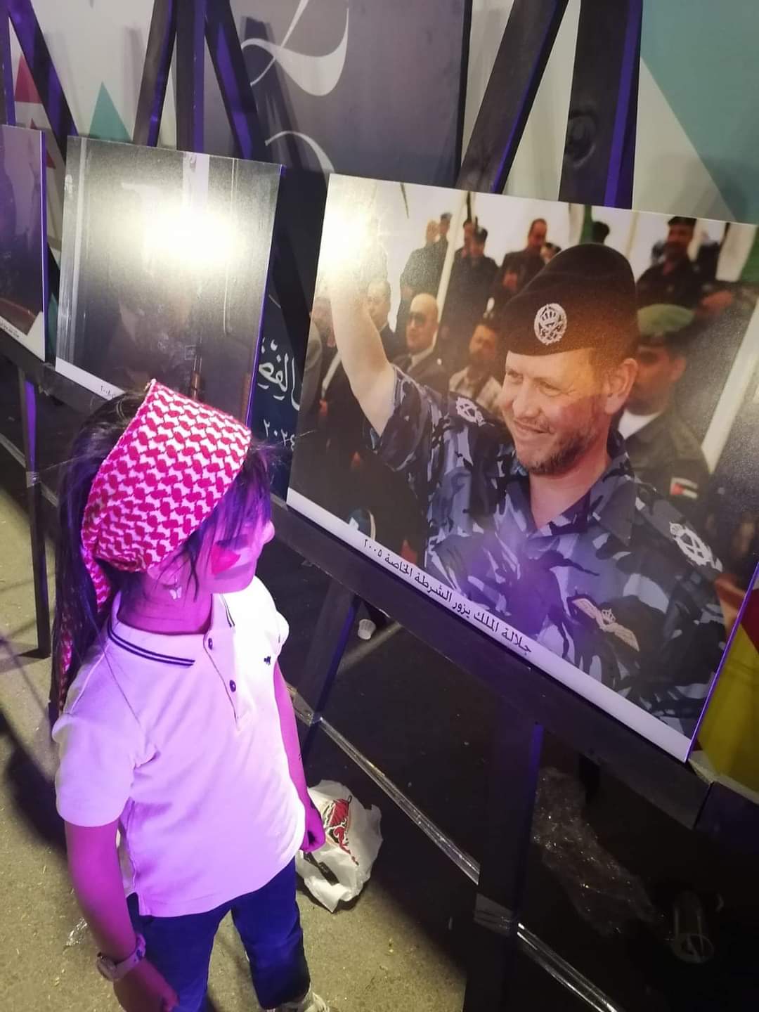 معرض صور الأمن العام في عيون القائد يلاقي تفاعلاً كبيراً من المواطنين.