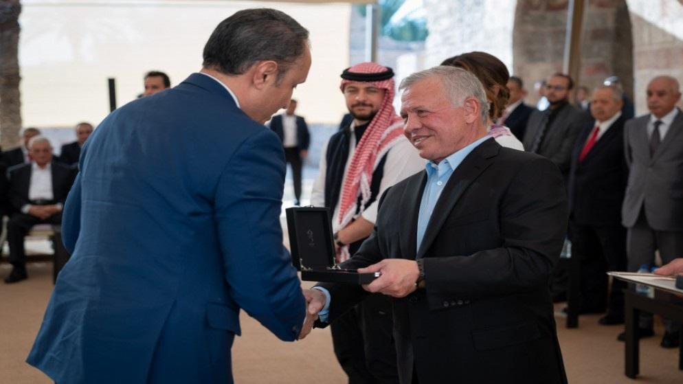 الملك ينعم بميدالية اليوبيل الفضي على شخصيات ومؤسسات في العقبة