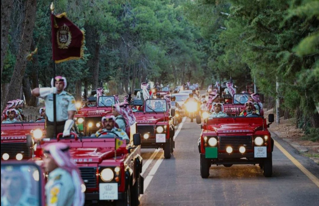 الملك والملكة توجهان إلى موقع الفعالية الوطنية بمناسبة اليوبيل الفضي يحيطهما الموكب الأحمر