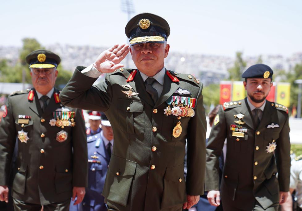 رئيس هيئة الأركان المشتركة يوجه برقيات تهنئة لجلالة القائد الأعلى للقوات المسلحة ولسمو ولي العهد المعظم بمناسبة اليوبيل الفضي