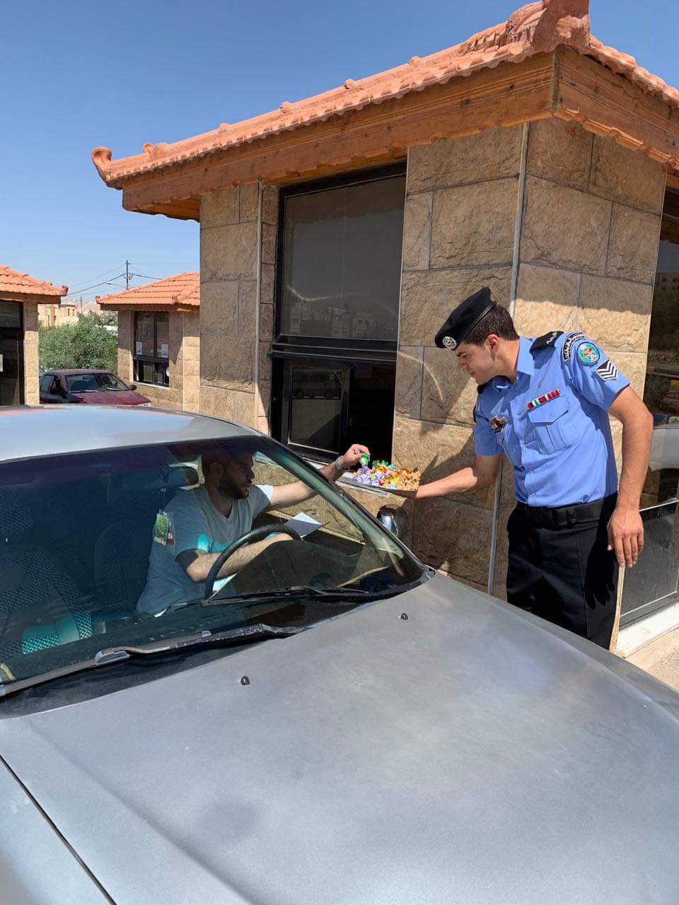 ترخيص السواقين والمركبات توزع الحلوى على المواطنين  احتفالا بالمناسبات الوطنية....صور