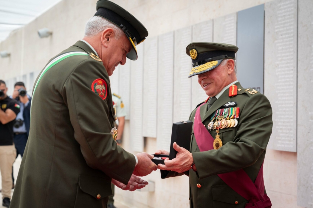 الملك ينعم بميدالية اليوبيل الفضي على الجيش العربي والمخابرات والأمن العام