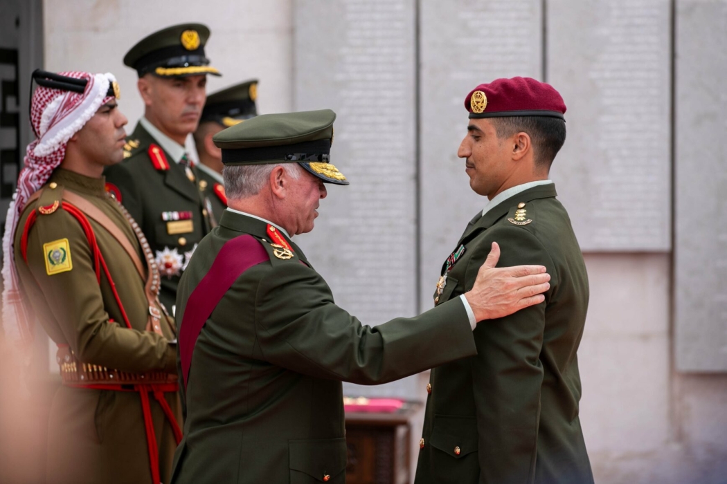 الملك يقلد أوسمة ملكية لضباط وضباط صف بالقوات المسلحة والأجهزة الأمنية...صور