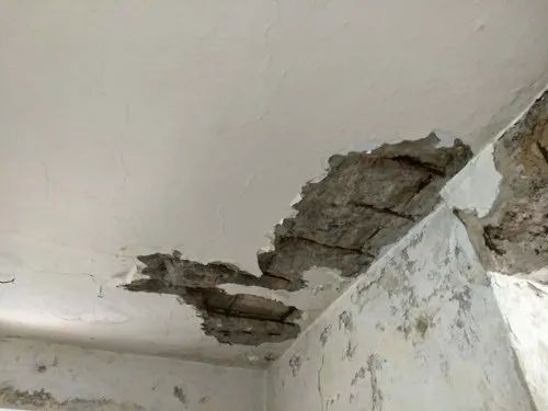 إصابة 4 أشخاص جراء سقوط قصارة السقف بمركز صحي في إربد