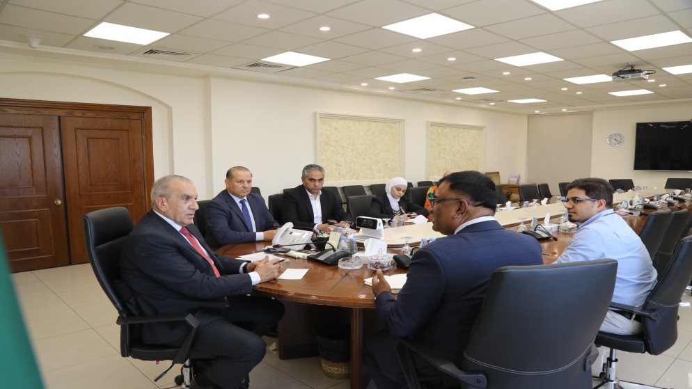 الأشغال والعمل الدولية تبحثان تعزيز التعاون في برنامج العمل المكثف للبنية التحتية