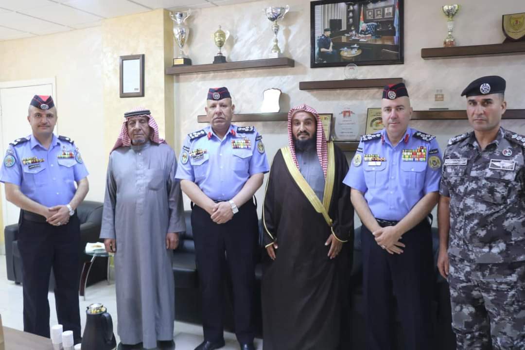 قائد أمن إقليم الجنوب يكرم  المواطن عبدالله  بني عطية