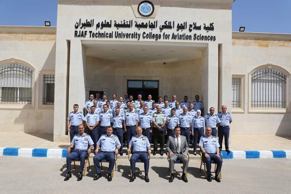 العميد الطيار حياصات يرعى تخريج دورة إدارة الموارد الدفاعية  للضباط وتسليم  شهادة الدبلوم المهني...صور